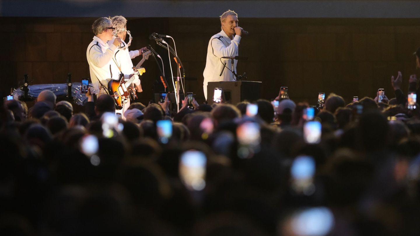 Bei einem Überraschungskonzert in Chemnitz hatte Kraftklub das neue Album "Sterben in Karl-Marx-Stadt" Ende Mai angekündigt. Nun