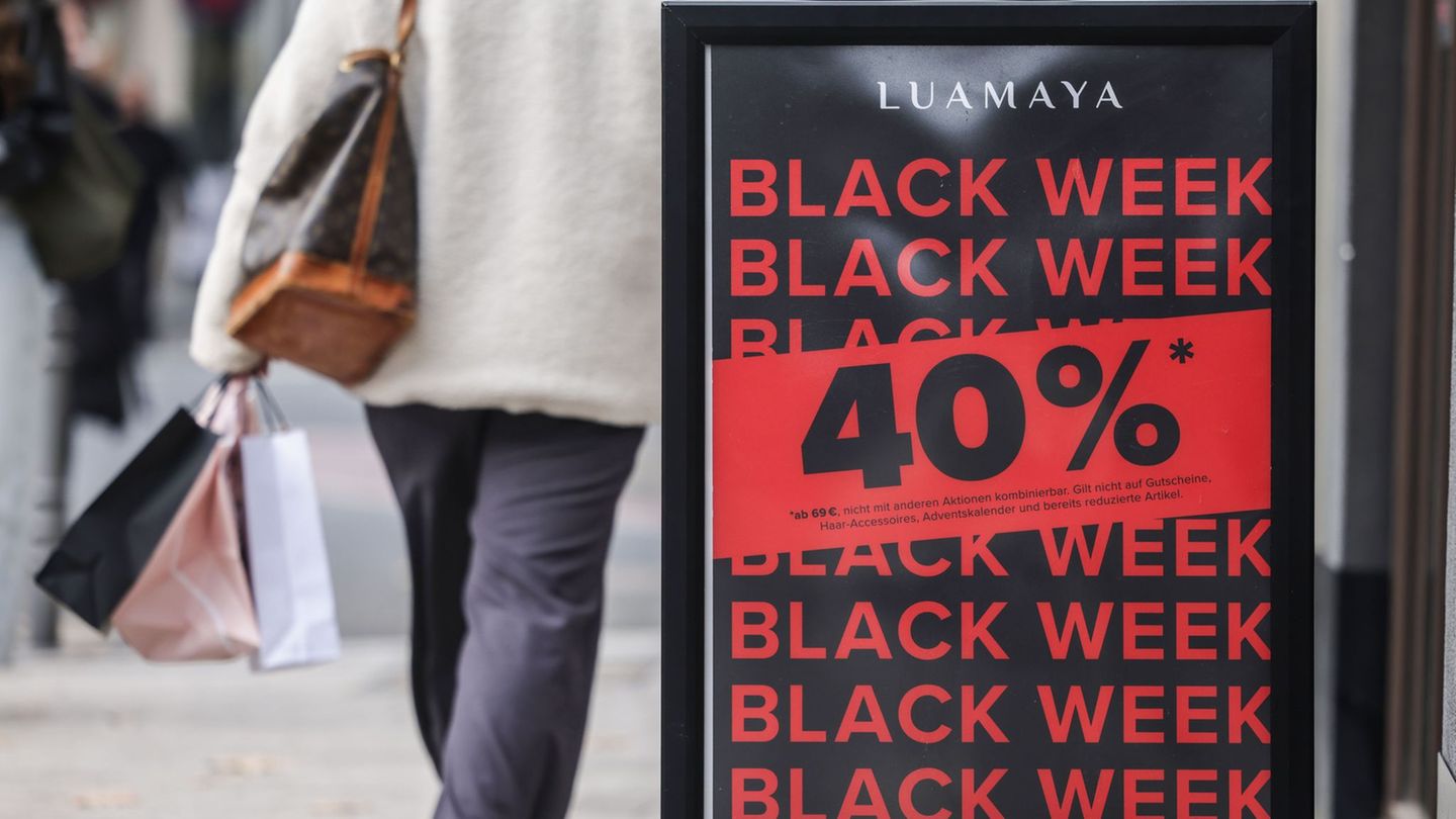 Viele Händler werben im November mit hohen Rabatten. Foto: Oliver Berg/dpa