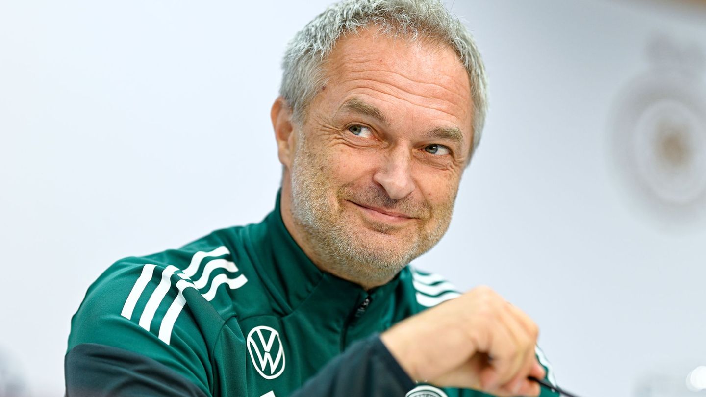 Die deutschen Fußballerinnen und Bundestrainer Christian Wück freuen sich auf die Atmosphäre in Kaiserslautern. Foto: Uwe Anspac