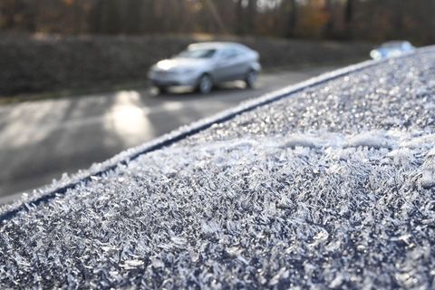 Autofahrer aufgepasst – es ist frostig. (Archivbild) Foto: Bernd Weißbrod/dpa