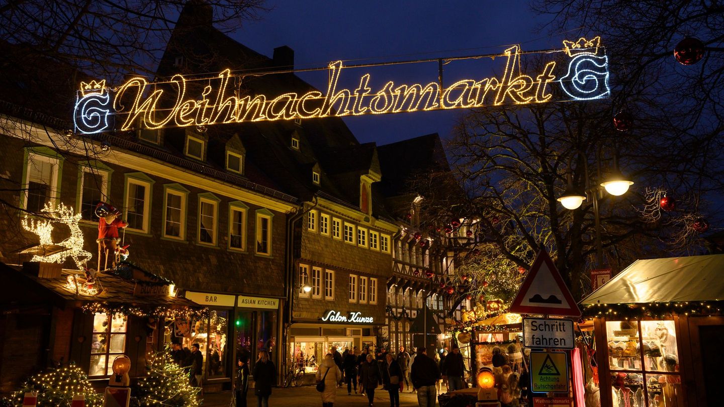 Der Weihnachtsmarkt in Goslar wurde als einer der zwölf besten in Europa ausgezeichnet. Foto: Swen Pförtner/dpa