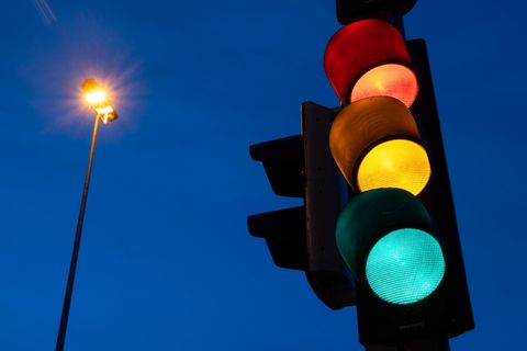 Die Ampel habe blau geleuchtet, nicht rot, versicherte ein betrunkener Autofahrer der Polizei. (Symbolbild) Foto: Marijan Murat/
