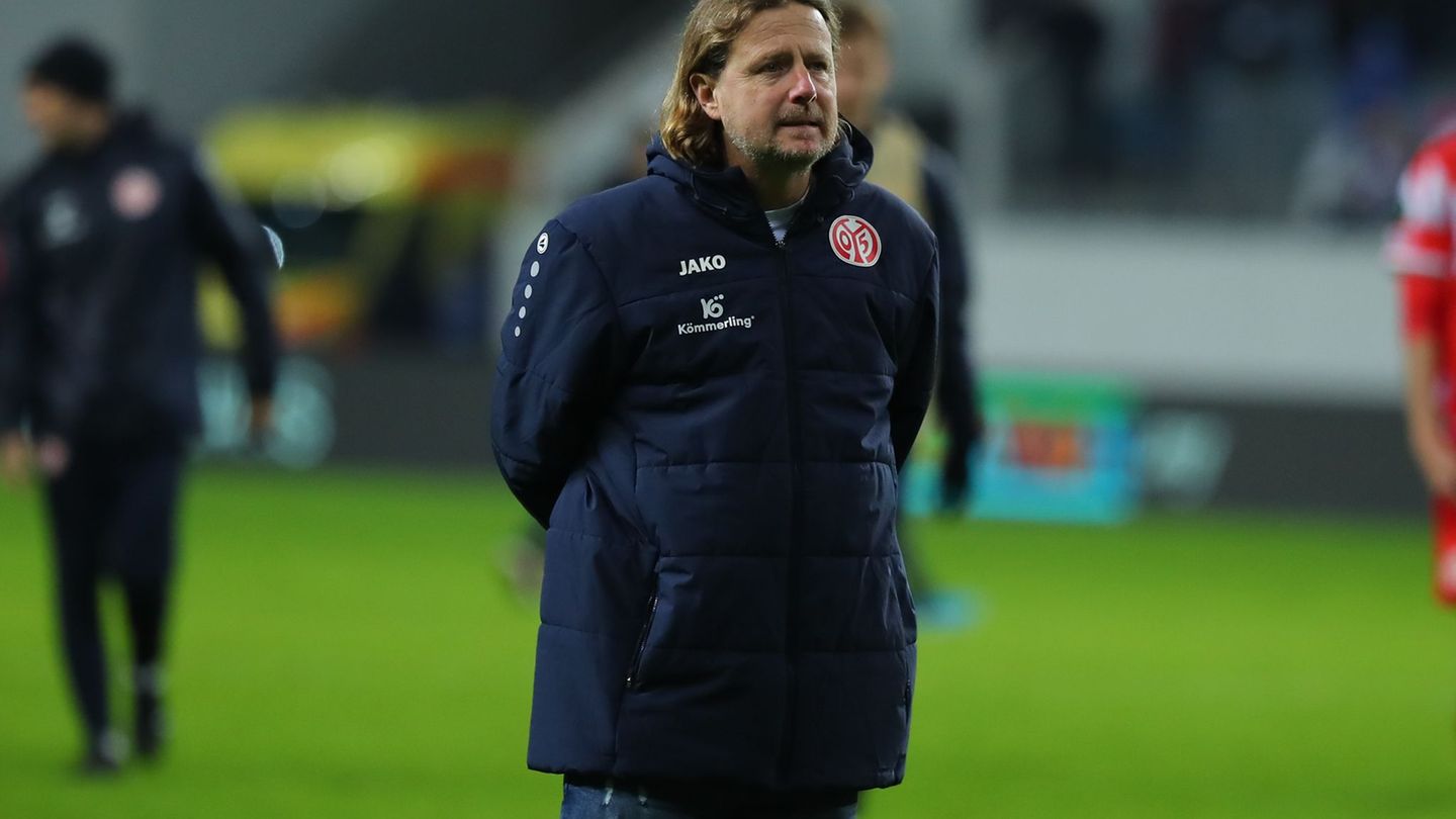 Mainz-Coach Bo Henriksen kritisierte Stürmer Nelson Weiper und auch sich selbst nach dem 0:1 in Craiova. Foto: Constantin Stefan