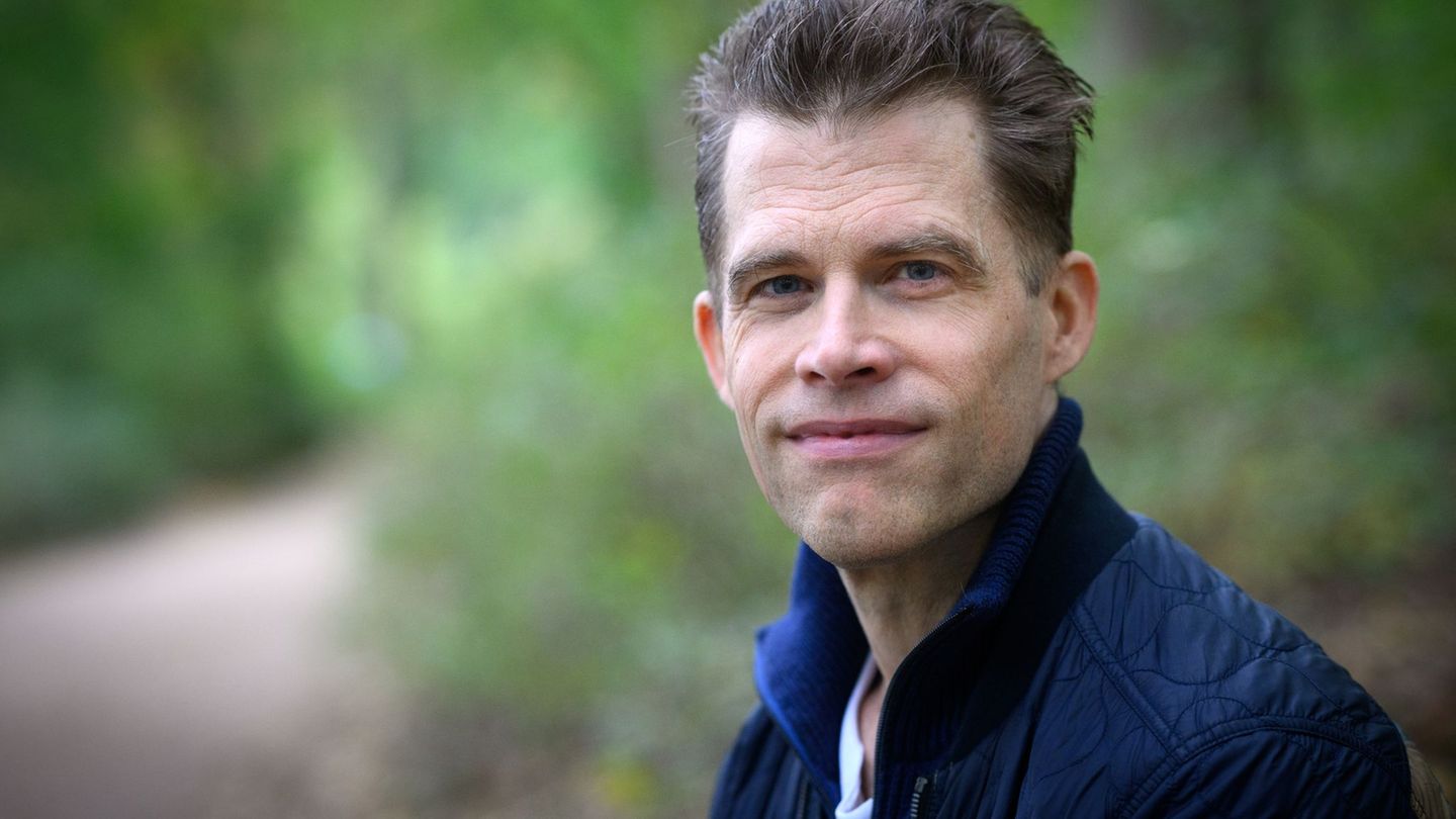 Autor Bas Kast bei einem Spaziergang am Berliner Schlachtensee. Foto: Bernd von Jutrczenka/dpa