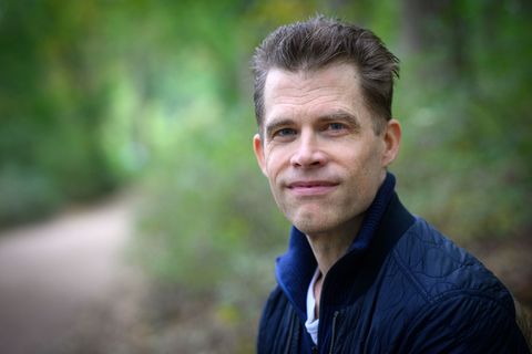 Autor Bas Kast bei einem Spaziergang am Berliner Schlachtensee. Foto: Bernd von Jutrczenka/dpa