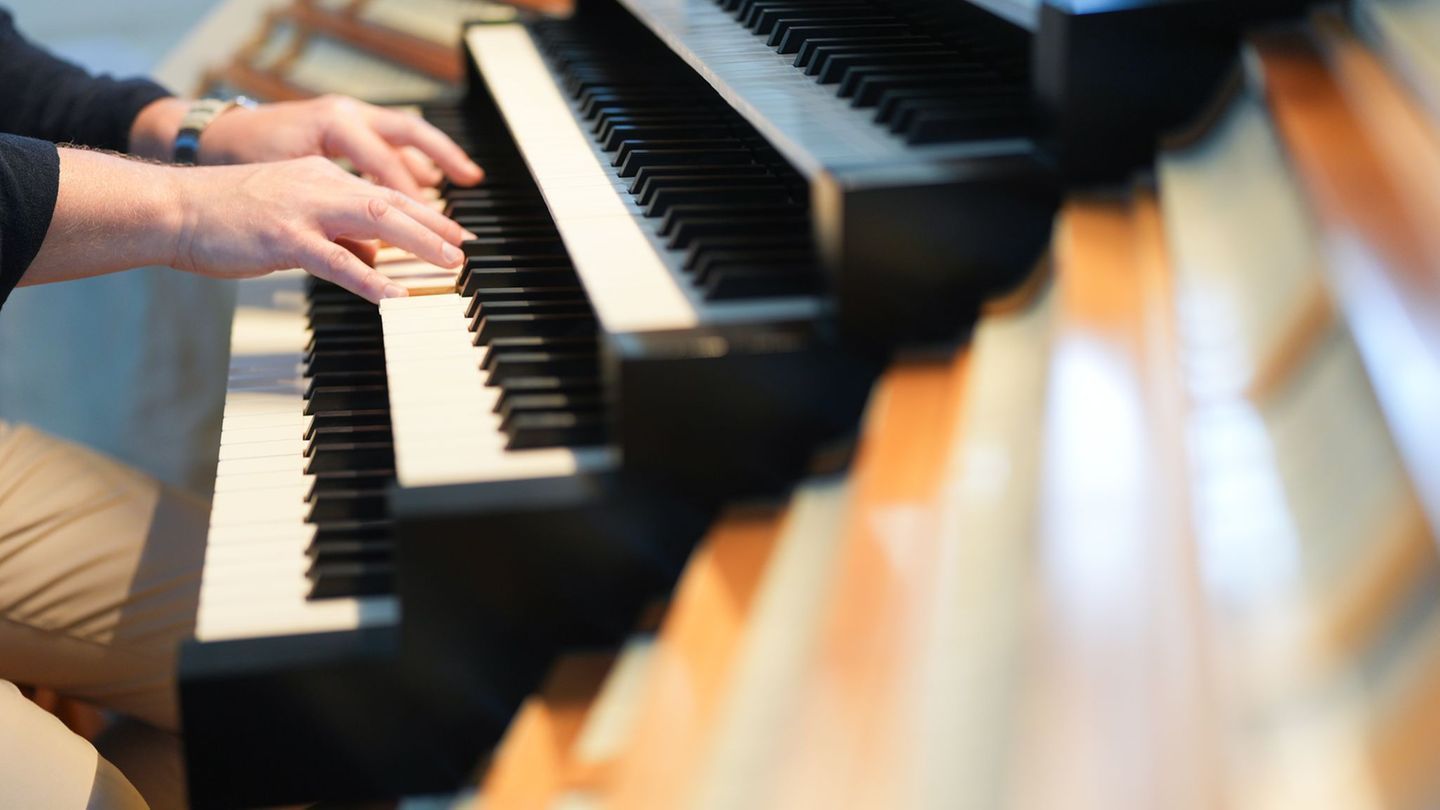 Kirchenmusikerinnen und Kirchenmusiker besitzen in vielen Gemeinden eine existenzielle Schlüsselfunktion mit ihrer Musik - auch