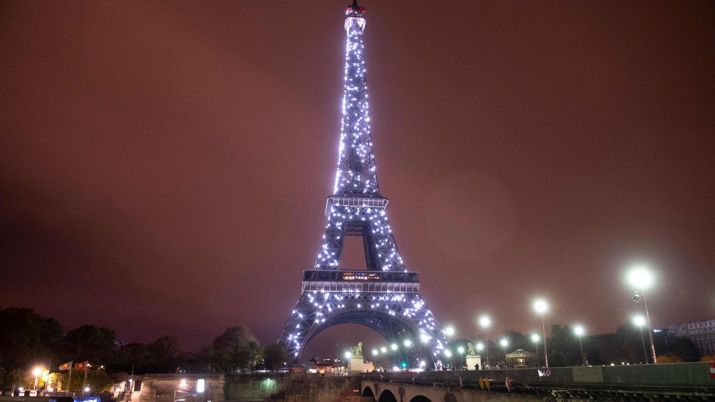 Der Eiffelturm ist auch im Weihnachtsfilm "Champagne Problems" prominent zu sehen. (Archivbild) Foto: Saul Loeb/AFP/dpa