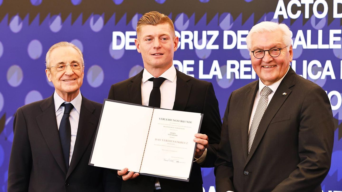Toni Kroos erhält das Bundesverdienstkreuz. Mit dabei: Real Madrids Präsident Florentino Pérez (li.) und Frank-Walter Steinmeier