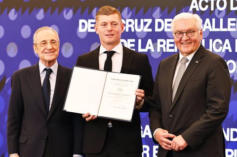 Toni Kroos erhält das Bundesverdienstkreuz. Mit dabei: Real Madrids Präsident Florentino Pérez (li.) und Frank-Walter Steinmeier