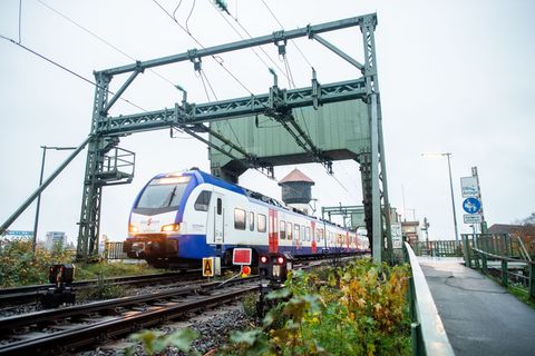 Die Huntebrücke in Oldenburg ist derzeit nur eingleisig befahrbar. (Archivbild) Foto: Hauke-Christian Dittrich/dpa