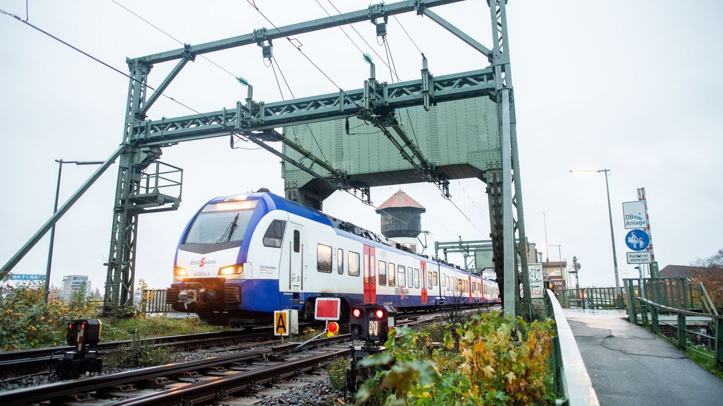 Die Huntebrücke in Oldenburg ist derzeit nur eingleisig befahrbar. (Archivbild) Foto: Hauke-Christian Dittrich/dpa