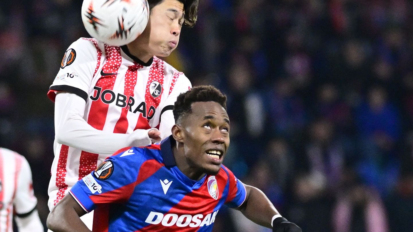 Yuito Suzuki (l.) und der SC Freiburg mussten sich in Pilsen mit einem 0:0 begnügen. Foto: Chaloupka Miroslav/CTK/dpa