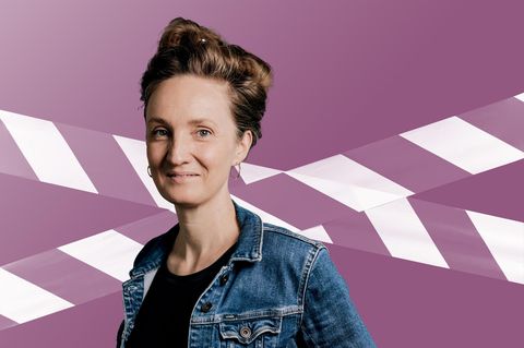 Montage für die Kolumne Das Gefühl der Woche zeigt Helen Bömelburg vor einem Absperrband