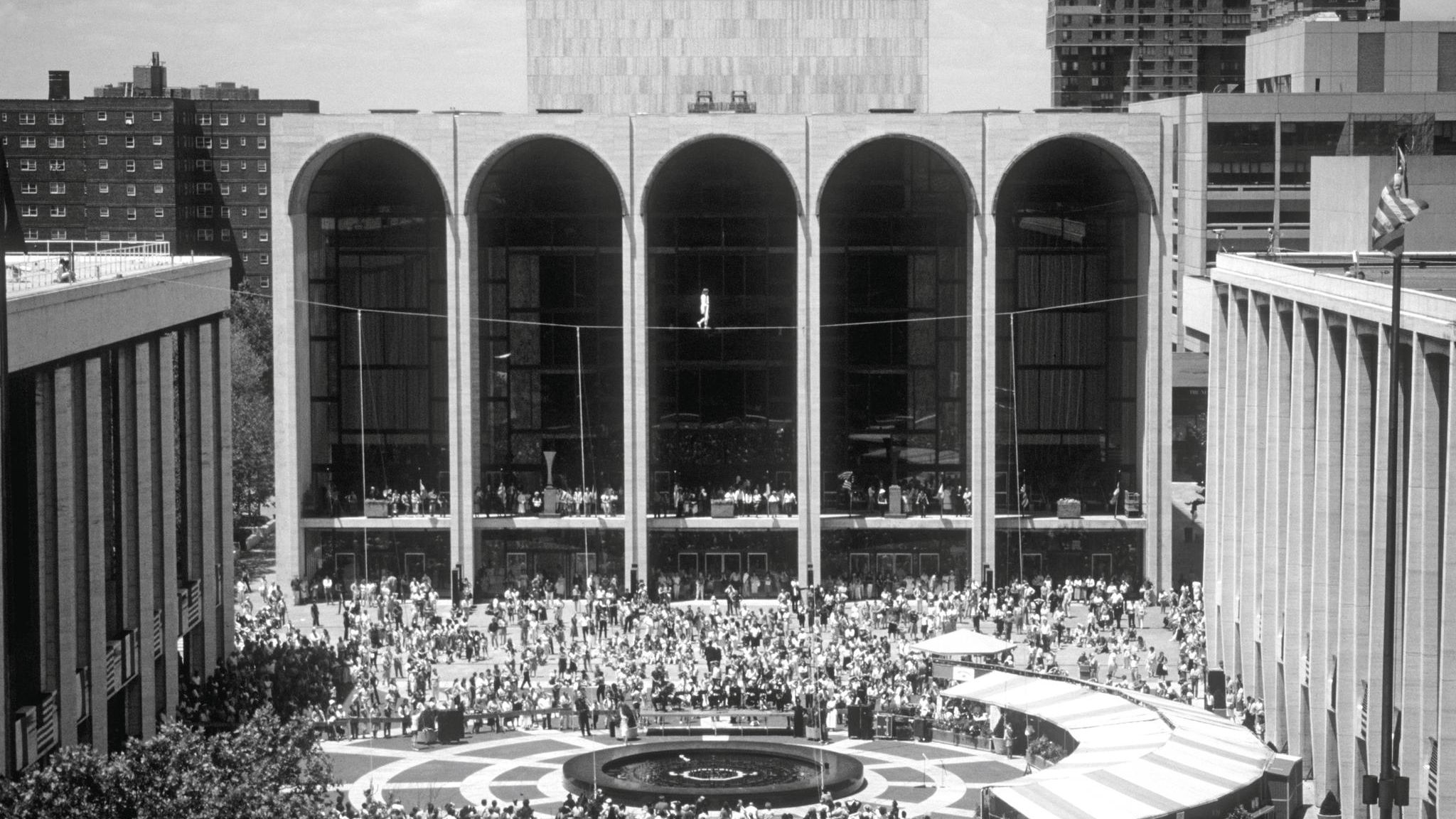 Der Franzose Philippe Petit lief 1986 im New Yorker Lincoln Center übers Hochseil. Wenige Kilometer weiter südlich, an der New Yorker Börse, ist die Spannung aktuell ähnlich hoch