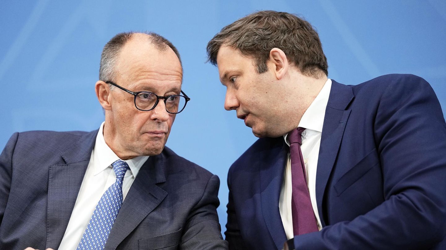 Ach übrigens, Friedrich, wir bleiben bei der Rente hart: SPD-Chef Lars Klingbeil (r.) im Zwiegespräch mit Kanzler Merz