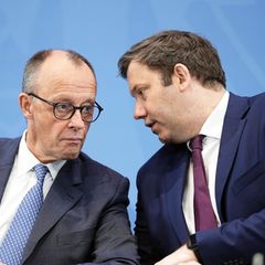 Ach übrigens, Friedrich, wir bleiben bei der Rente hart: SPD-Chef Lars Klingbeil (r.) im Zwiegespräch mit Kanzler Merz