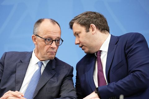 Ach übrigens, Friedrich, wir bleiben bei der Rente hart: SPD-Chef Lars Klingbeil (r.) im Zwiegespräch mit Kanzler Merz