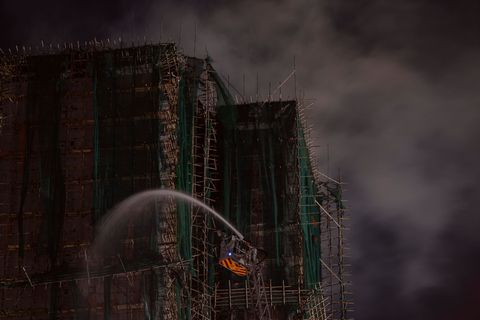 Die Löscharbeiten konnten am Vormittag eingestellt werden. Foto: Ng Han Guan/AP/dpa