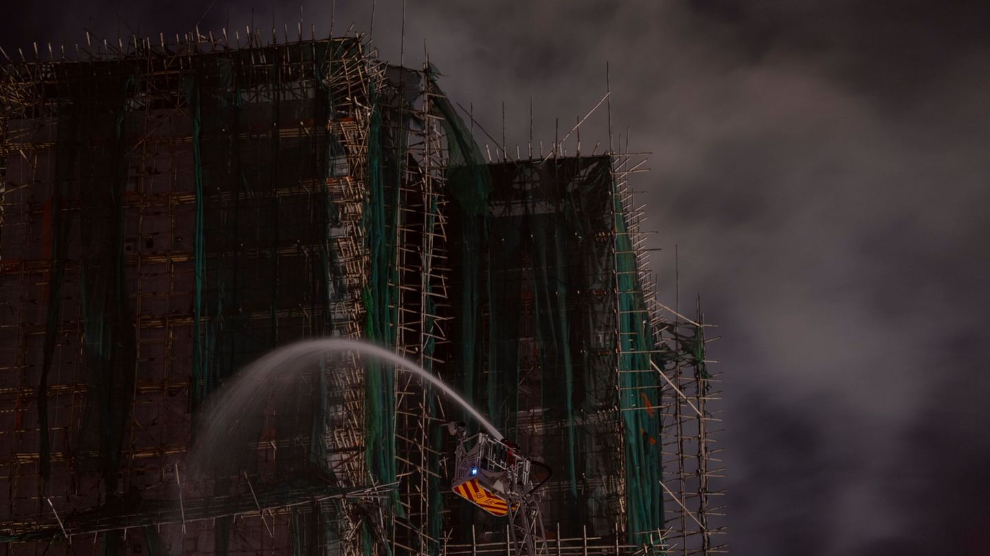 Die Löscharbeiten konnten am Vormittag eingestellt werden. Foto: Ng Han Guan/AP/dpa