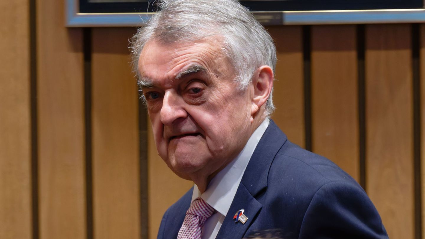 NRW-Innenminister Herbert Reul äußerte sich zum Vorfall in Bochum, bei dem ein Schuss auf eine Zwölfjährige fiel. Foto: Henning