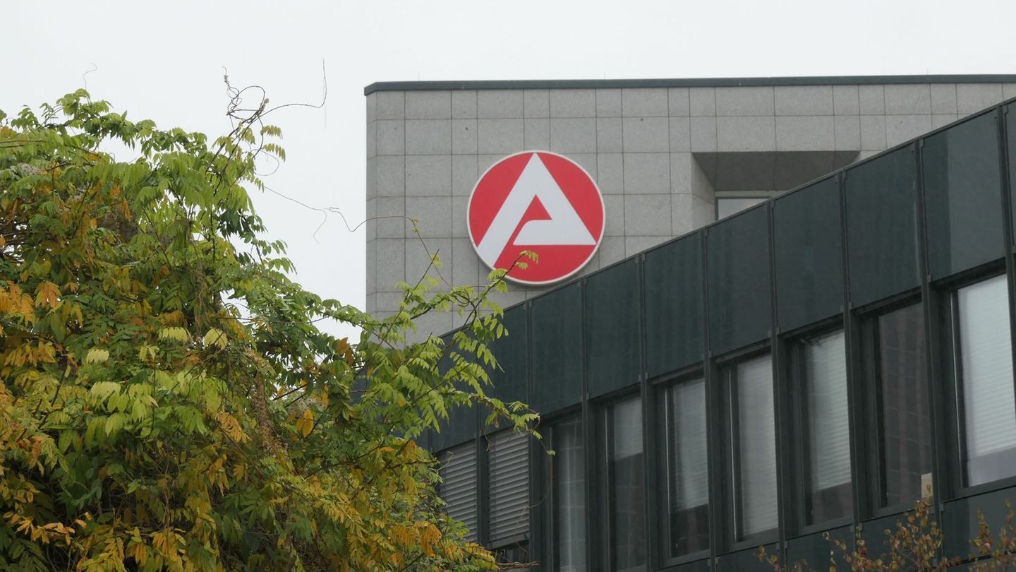 Weniger Arbeitslose in NRW: Die Agentur für Arbeit NRW gibt aber keine Entwarnung. (Archivbild) Foto: Helge Toben/dpa