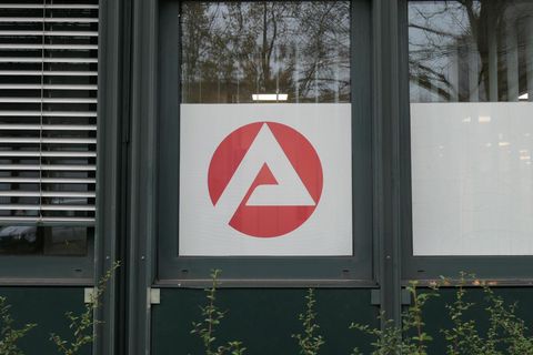 Mehr Menschen als vor einem Jahr sind ohne Job, die Zahl der offenen Stellen ist gesunken. (Archivfoto) Foto: Helge Toben/dpa
