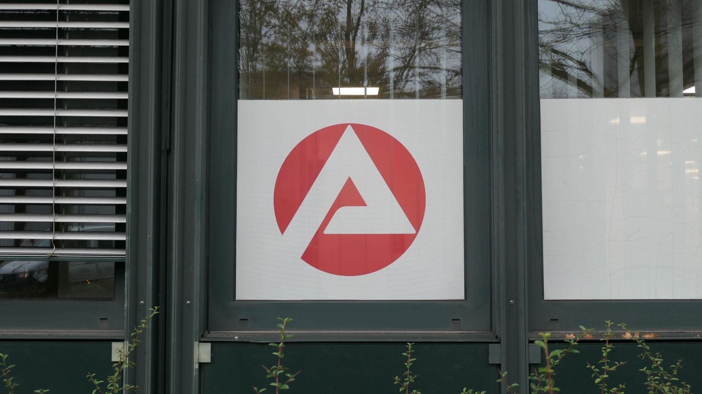 Mehr Menschen als vor einem Jahr sind ohne Job, die Zahl der offenen Stellen ist gesunken. (Archivfoto) Foto: Helge Toben/dpa