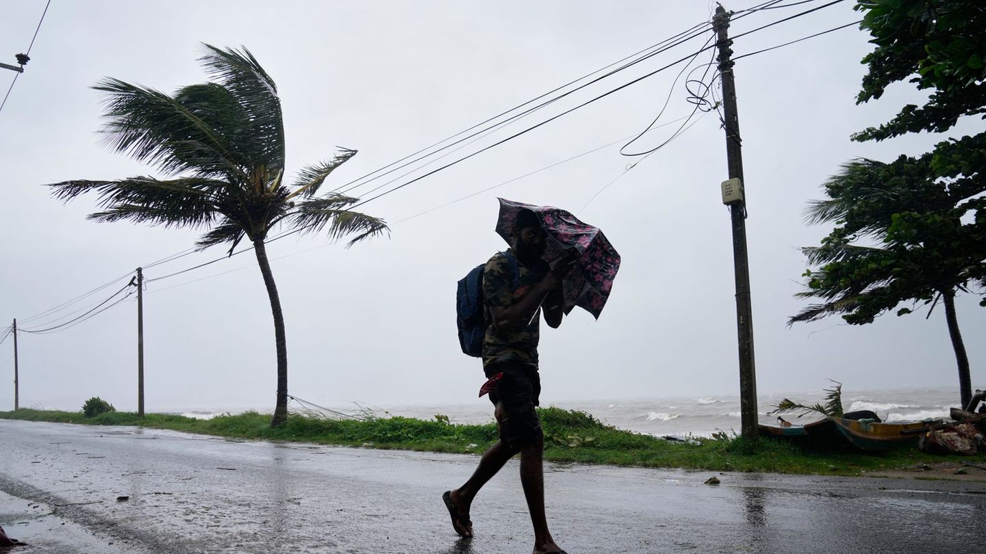 Stürme und heftige Regenfälle haben große Teile der Insel in Südasien erfasst. Foto: Eranga Jayawardena/AP/dpa