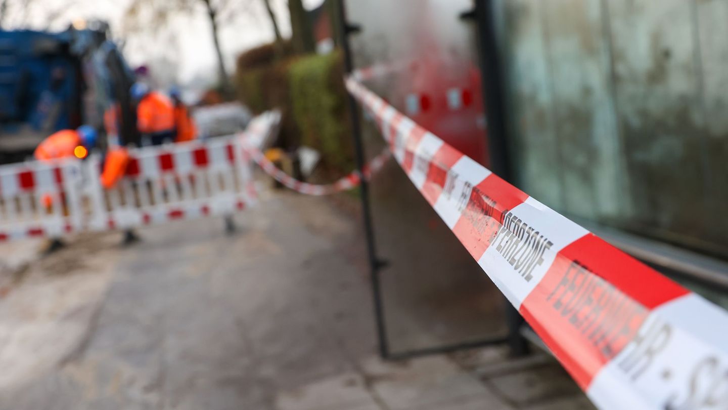 Das Rohr war am Donnerstag gegen 5.00 Uhr geplatzt und hatte die Straße Bramfelder Weg überschwemmt. Foto: Bodo Marks/dpa