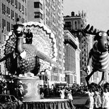 Ein Truthanhn-Wagen fährt als Teil der Thanksgiving-Parade durch New York 1981