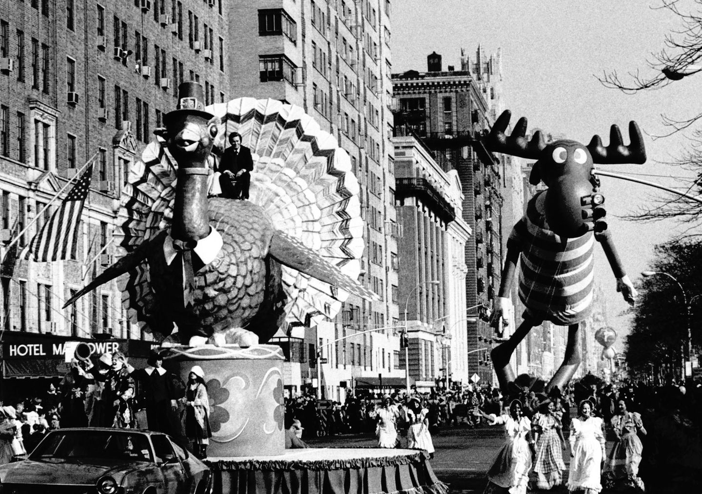 Ein Truthanhn-Wagen fährt als Teil der Thanksgiving-Parade durch New York 1981