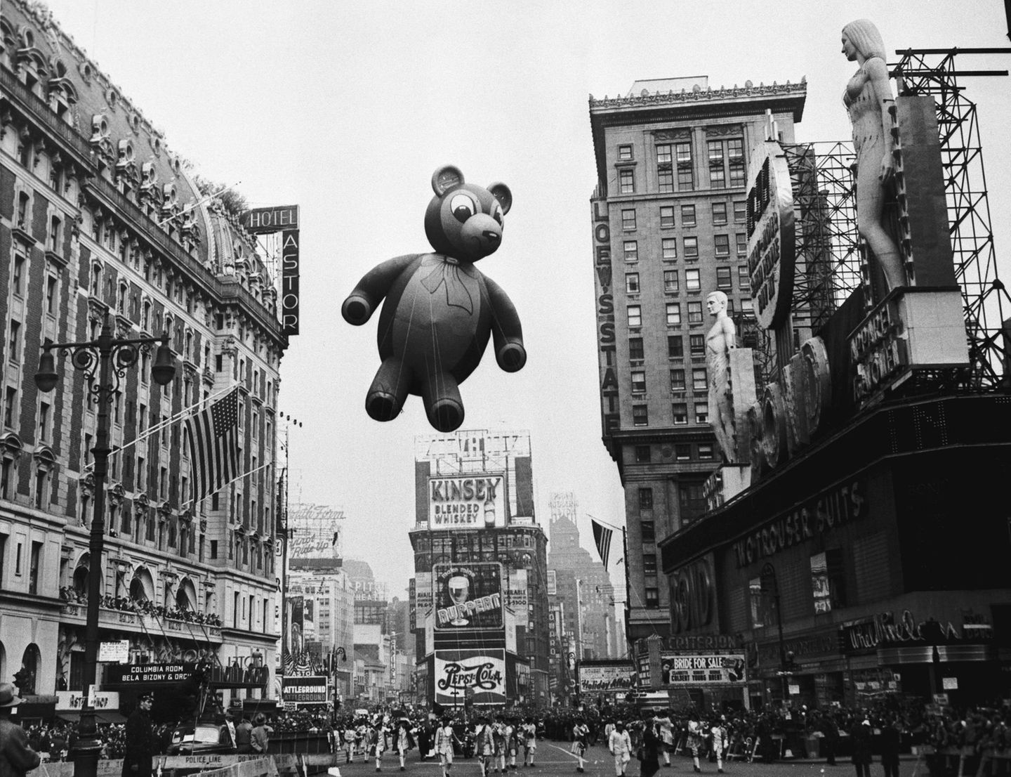 Ein Ballon in Form eines Bären schwebt zwischen Hochhäusern in New York 1949