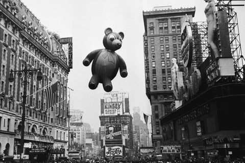 Ein Ballon in Form eines Bären schwebt zwischen Hochhäusern in New York 1949