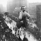 Riesige Heliumballons sind Teil einer Parade durch New York 1934