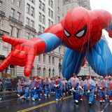 Der Spider-Man-Ballon schwebt während der Macy's Thanksgiving Day Parade in New York City