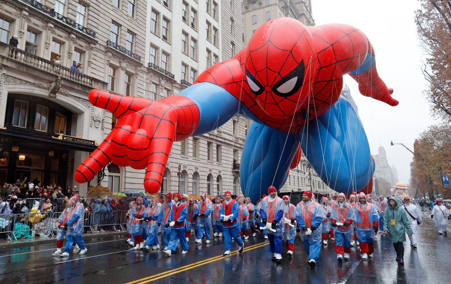 Der Spider-Man-Ballon schwebt während der Macy's Thanksgiving Day Parade in New York City