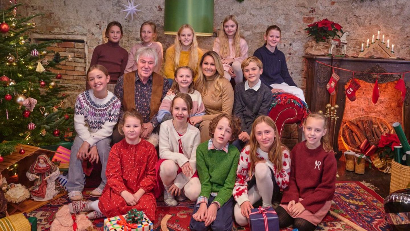 Helene Fischer (2. Reihe, 2.v.r.) und Rolf Zuckowski (2. Reihe, 2.v.l.) haben für "Bald ist Weihnachten" zusammengearbeitet.