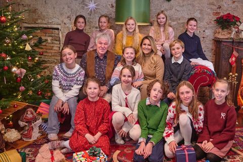 Helene Fischer (2. Reihe, 2.v.r.) und Rolf Zuckowski (2. Reihe, 2.v.l.) haben für "Bald ist Weihnachten" zusammengearbeitet.