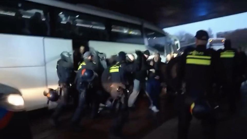 Polizei prügelt auf Fans des VfB Stuttgarts ein