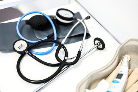 Stethoskop und Blutdruckmesser in einer Arztpraxis