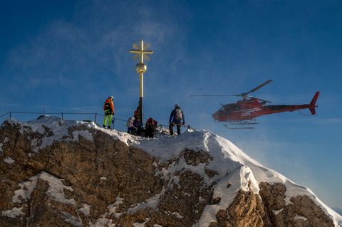 Ein Helikopter hat das frische vergoldete Kreuz zurückgebracht. Foto: Peter Kneffel/dpa