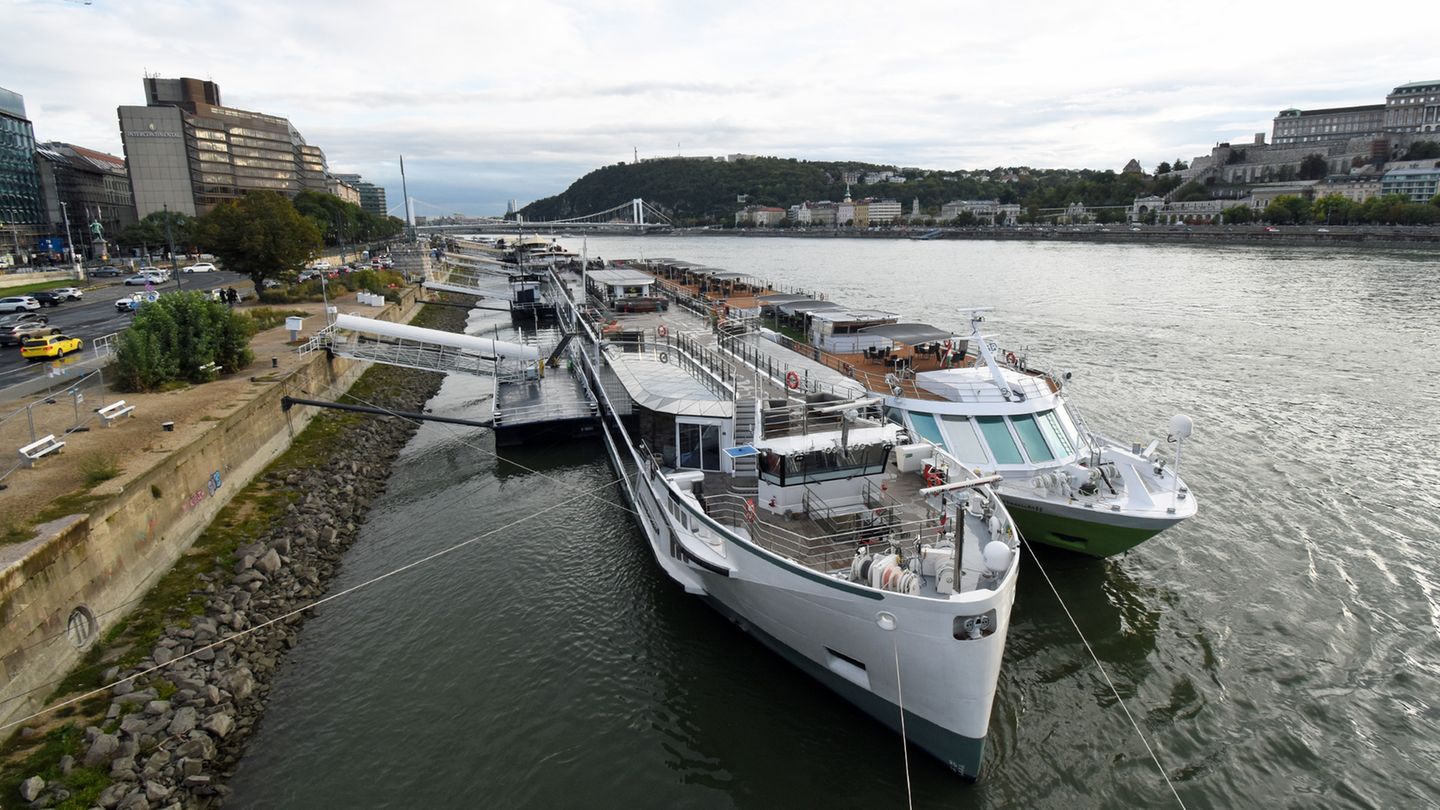 Ein angelegtes Flusskreuzfahrtschiff