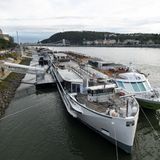 Ein angelegtes Flusskreuzfahrtschiff