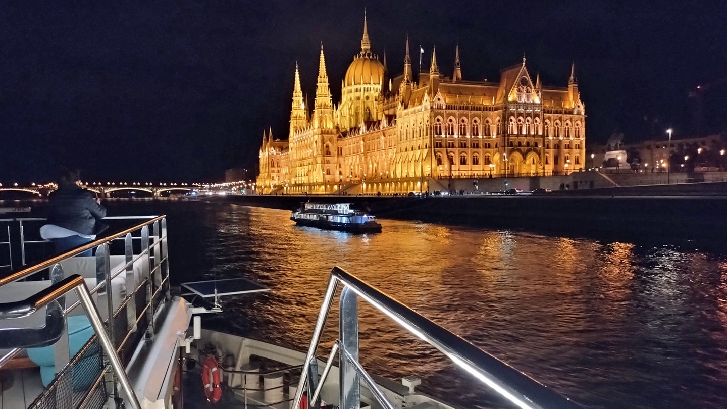 Blick vom Schiff auf das ungarische Parlamentsgebäude