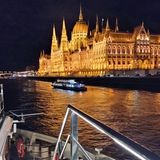 Blick vom Schiff auf das ungarische Parlamentsgebäude