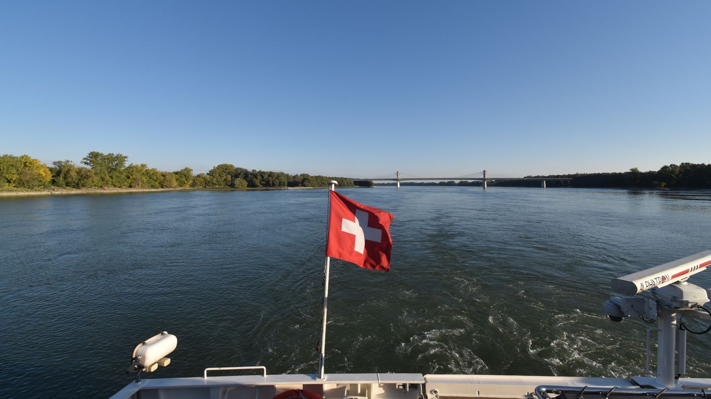 Schweizer Flagge am Heck