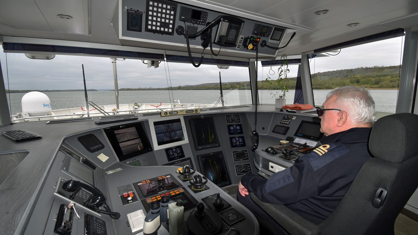 Auf der Kommandobrücke des Schiffs