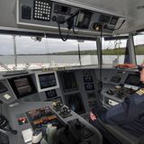 Auf der Kommandobrücke des Schiffs