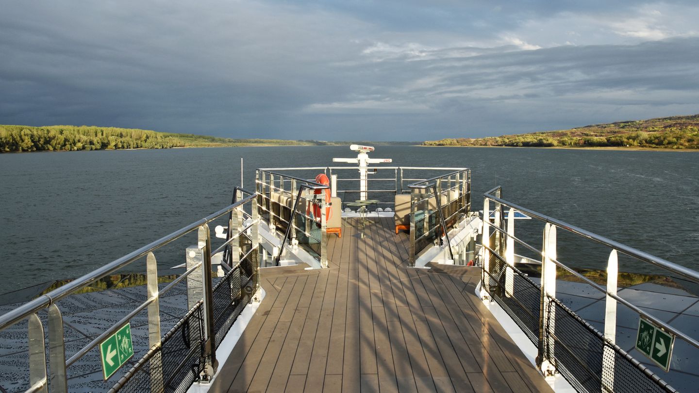 Bild vom Heck mit rumänischem Ufer