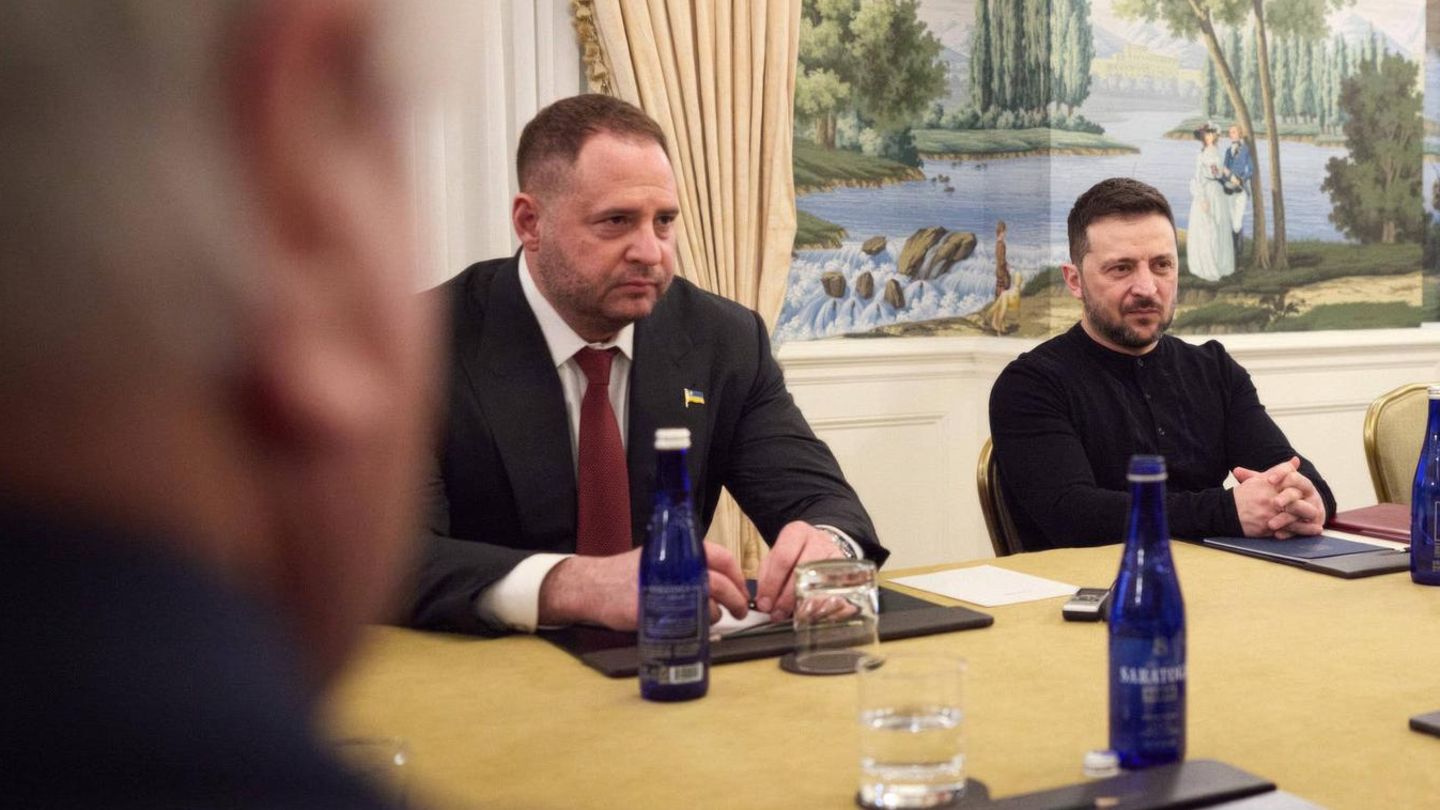 Andrij Jermak (l.) ist in hochrangig besetzten Gesprächen oft für die Ukraine an der Seite von Präsident Selenskyj